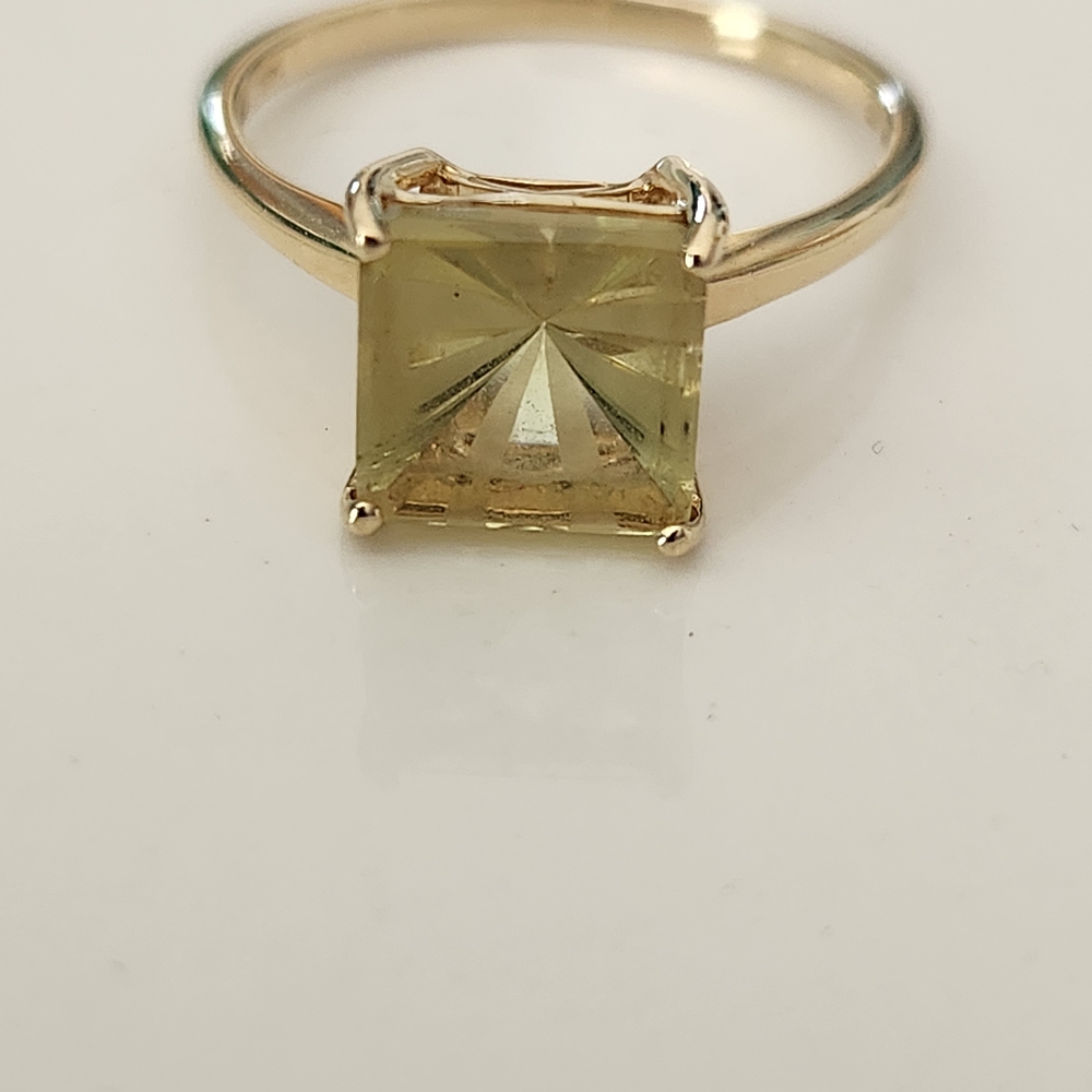 Elegant Gold Ring with Yellow Gemstone - Picture 2 of 11